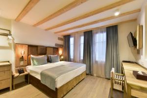 Letto o letti in una camera di Hôtel Rousseau Plus