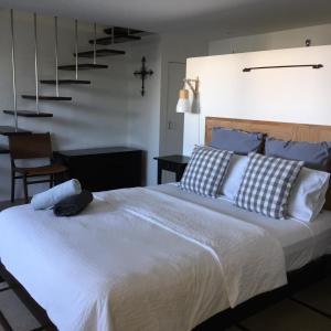 Llit o llits en una habitació de Shorebreak Studio Apartments
