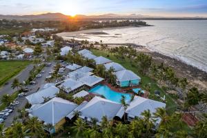 una vista aérea del complejo y la playa en The Resort at Dolphin Heads, en Mackay