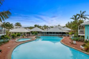 uma imagem de uma piscina num resort em The Resort at Dolphin Heads em Mackay