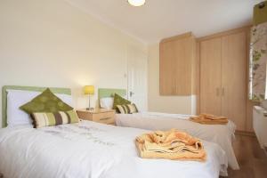 um quarto com 2 camas e toalhas em Bay View em Amble