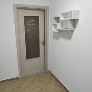 an empty room with a door and shelves at Downtown penthouse Šabac in Šabac