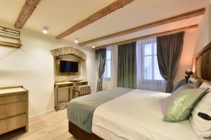 TV a/nebo společenská místnost v ubytování Hôtel Rousseau Plus