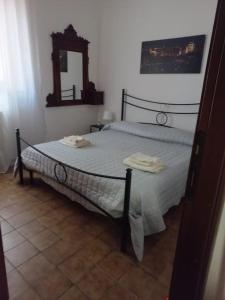 een slaapkamer met een bed en een spiegel aan de muur bij Le Magnolie Villa esclusiva vicino Roma e il lago in Nepi