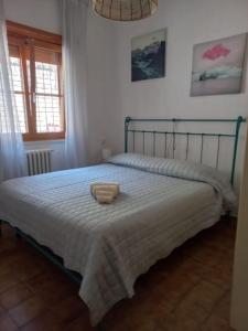 een slaapkamer met een bed met twee handdoeken erop bij Le Magnolie Villa esclusiva vicino Roma e il lago in Nepi