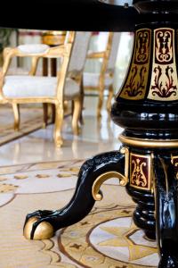 uma mesa preta e dourada num quarto com cadeiras em Majestic Ponta Negra Beach,WorldHotels Elite em Natal