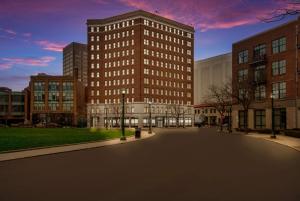 Best Western Syracuse Downtown Hotel and Suites في سيراكيوز: شارع فاضي في مدينه فيها مباني طويله