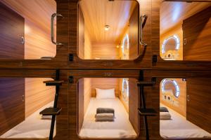 Postel nebo postele na pokoji v ubytování Jpod Capsule Hotel + 37 fotografií