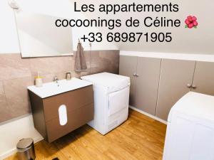 a bathroom with a sink and a washing machine at Appartement coeur centre-ville cosy et chaleureux rue Carnot in Châlons-en-Champagne +16 photos
