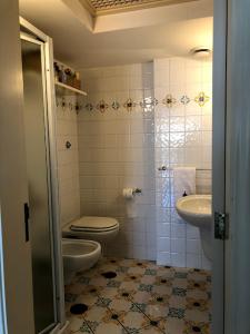 y baño con aseo y lavamanos. en Borgo Antico di Capri, en Capri