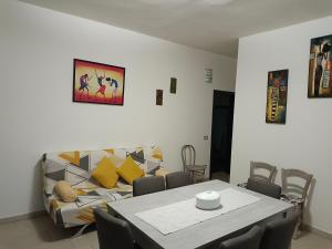 Pabillonis的住宿－CASA ZENOBIO，一间带桌子和沙发的用餐室