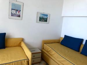 uma sala de estar com dois sofás amarelos e uma mesa em Borgo Antico di Capri em Capri