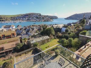 eine Stadt mit einem Wasserkörper in der Unterkunft 29 Above Town in Dartmouth