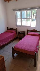 2 camas en una habitación con sábanas rosas en Familia del Viento en Ostende