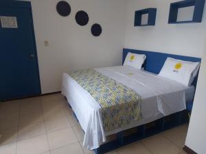 Voodi või voodid majutusasutuse HOTEL INTI toas