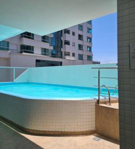 uma piscina no telhado de um edifício em Apartamento 2 quartos completo 200 m da praia em Capão da Canoa