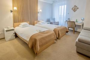 克盧奇堡的住宿－Restauracja Joanna，一间卧室配有两张床、一把椅子和一张书桌