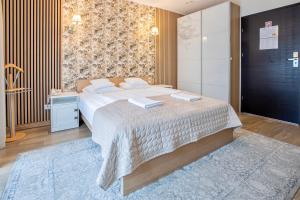 克盧奇堡的住宿－Restauracja Joanna，一间卧室配有一张大床和两条毛巾