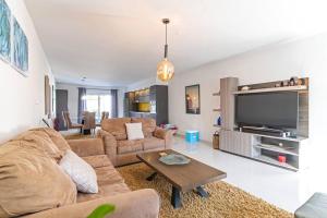 TV a/nebo společenská místnost v ubytování Ojanea Home