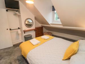 En eller flere senge i et værelse på Saints Cottage