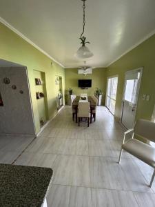 ein Wohnzimmer mit einem Tisch und einem Esszimmer in der Unterkunft Piedra Rosada in Santiago del Estero