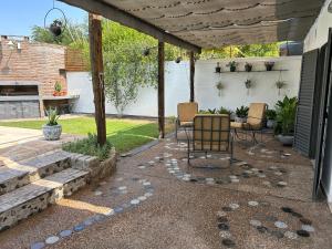 patio con sedie sotto un pergolato di Piedra Rosada a Santiago del Estero