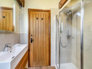een badkamer met een douche en een wastafel bij Puffin Cottage - Uk42131 in Bamburgh