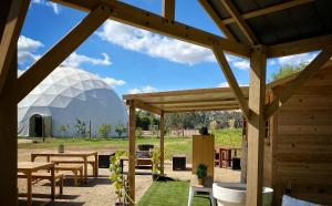 een patio met uitzicht op een koepelvormig observatorium bij Little Farm of Calm in Benalla
