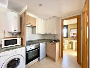 Kuchnia lub aneks kuchenny w obiekcie Apartment near beach with pools in Spain