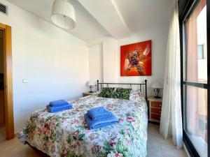 Łóżko lub łóżka w pokoju w obiekcie Apartment near beach with pools in Spain