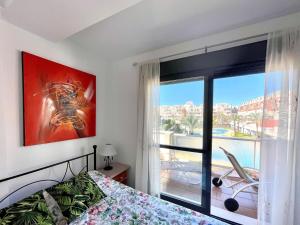 Łóżko lub łóżka w pokoju w obiekcie Apartment near beach with pools in Spain