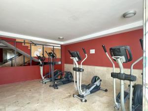 Centrum fitness w obiekcie Apartment near beach with pools in Spain