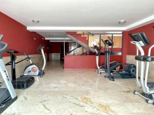 Centrum fitness w obiekcie Apartment near beach with pools in Spain