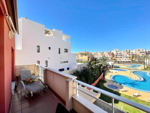 balkon z widokiem na basen w obiekcie Apartment near beach with pools in Spain w mieście Los Amarguillos