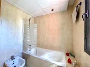 Łazienka w obiekcie Apartment near beach with pools in Spain