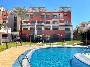 basen przed budynkiem w obiekcie Apartment near beach with pools in Spain w mieście Los Amarguillos