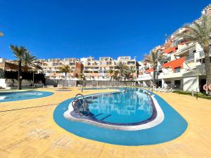 basen w ośrodku z budynkami w tle w obiekcie Apartment near beach with pools in Spain w mieście Los Amarguillos