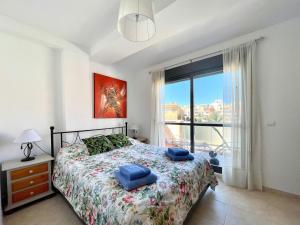 sypialnia z łóżkiem i dużym oknem w obiekcie Apartment near beach with pools in Spain w mieście Los Amarguillos