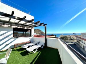 einen Balkon mit 2 Stühlen und Meerblick in der Unterkunft Premium apartment in Carboneras with relaxation area in Carboneras