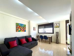 ein Wohnzimmer mit einem blauen Sofa und roten Kissen in der Unterkunft Premium apartment in Carboneras with relaxation area in Carboneras