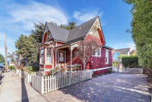 パシフィック・グローブにある3812 Little House homeの通りに白柵の赤い家