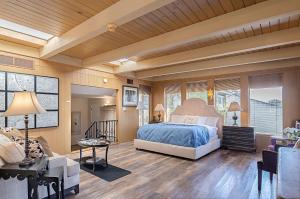 een slaapkamer met een bed en een woonkamer bij 3797 Pine Place apts in Carmel