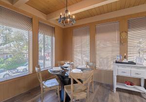 Φωτογραφία από το άλμπουμ του 3797 Pine Place apts στο Κάρμελ