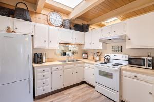 Η κουζίνα ή μικρή κουζίνα στο 3797 Pine Place apts