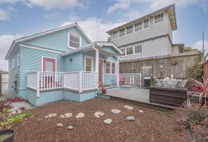 una casa azul con terraza y un edificio en 3788 The Seagull's Nest home en Pacific Grove