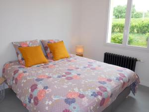1 Schlafzimmer mit einem Bett mit Blumendecke in der Unterkunft Cottage, St Pabu in Kervasdou