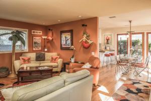 sala de estar con sofá y mesa en 3743 Pelican Peaks home en Pacific Grove