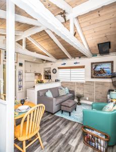 ein Wohnzimmer mit einem Sofa und einem Tisch in der Unterkunft 3804 Mermaid Loft home in Pacific Grove