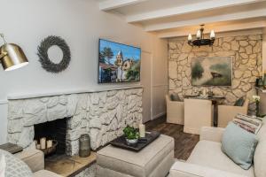 sala de estar con chimenea y pared de piedra en 3798 Cedar Place apts, en Carmel