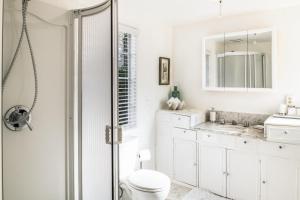 Baño blanco con aseo y lavamanos en 3798 Cedar Place apts, en Carmel